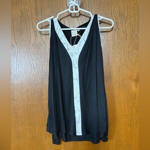 Grace & Emma Black and White Women's Top NWT